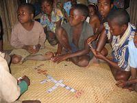 Ecoliers jouant aux dominos, Farafangana, Madagascar